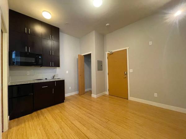 $995 ♥Dapper Studio close to Saturday Farmer's Market - 6 Weeks Free♥ (Near UW Campus)63862288729859122