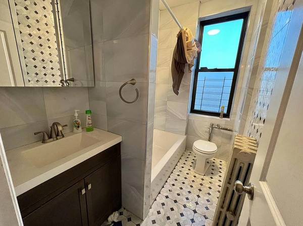 $2,200 / 3br - Modern Ground-Level Rental with Private Entrance in Van Nest Ave 3/1 (Bronx)63874742157443122