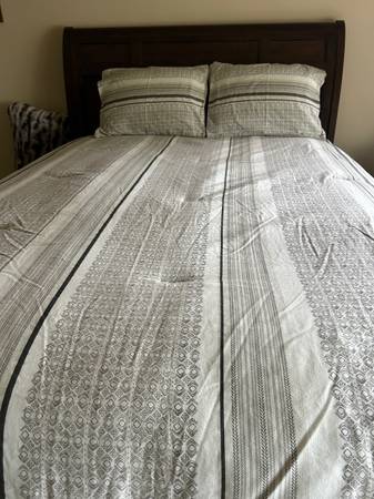 Queen size comforter w/ shams - like new 1