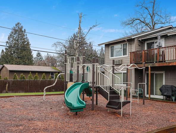 $1,425 / 2br - Popular 2 Bedroom/ 1 Bath - Storage Space - Washer/Dryer Hook-Ups (SE Portland)63841708442115122