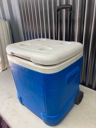 Igloo ice chest with wheels 1
