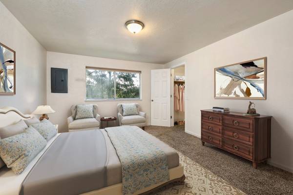 $2,125 / 2br - 1120ft2 - 2BD 2BA, Public Transportation, Package Receiving (2709 Lincoln Way, Lynnwood, WA)63814711817091124