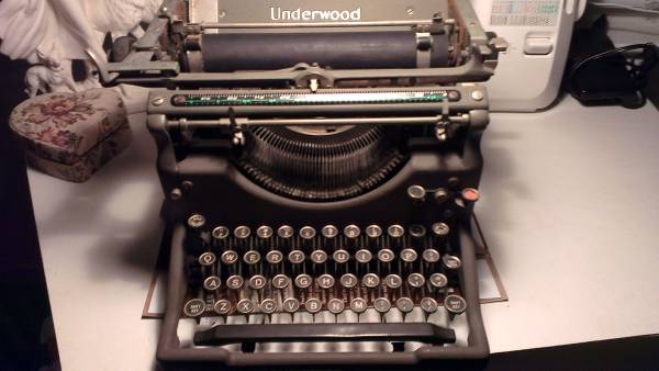 Vintage UNDERWOOD Typewriter 1