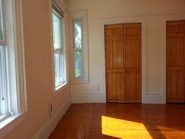 $1,125 / 175ft2 - Big Bright Room near Shops, 59 Bus & T to Boston, C/A, Free WiFi (Newton)64034613825410122