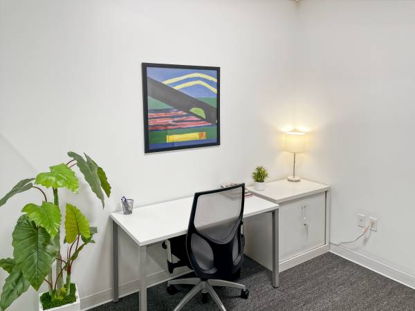 💥Step Into the Office You Deserve w/30,000 Sqft. Gym & Outdoor Pool💥 1