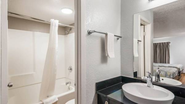 $75 / 1br - $75 per night – Studio6 Extended Stay Motel in Laredo, TX (Laredo)63662018965761121