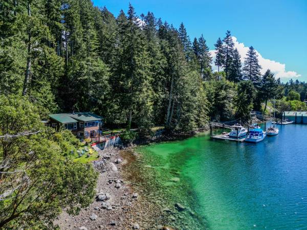$949,000 / 2br - 1250ft2 - Waterfront Retreat with Docks, Home & Guest Cabin (Secret Cove, BC)63659582425729120