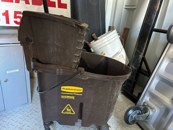 Bucket and mop ringer 1