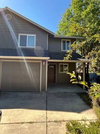 $1000 MOVE-IN SPECIAL! - 3 Bed / 2.5 Bath - 521 NE Burnside Ave #2 1