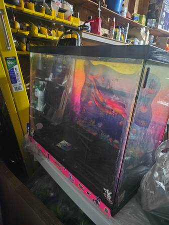 Fish tank with lid$20 24L x 21 H x 12 W (Greenville)63838160741635121