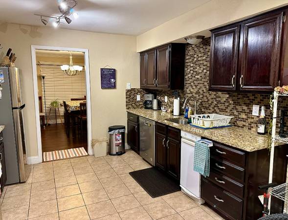 $2100.00 / 2br - Quiet & Convenient Furnished 2BR/2BA Condo, Gated, Free Parking63867601449475123