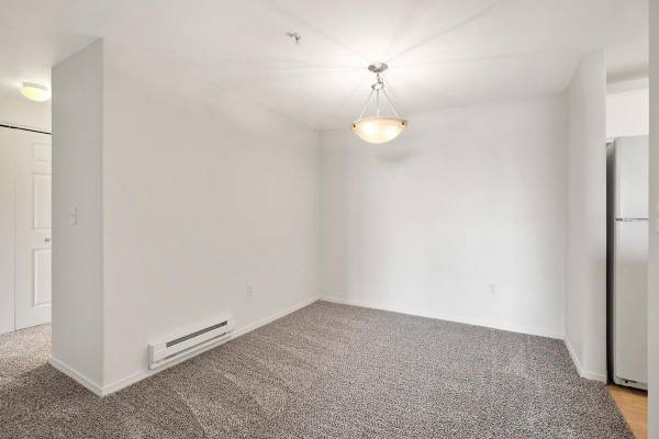 $1,700 / 2br - 939ft2 - Save $$ on a Great 2 Bedroom Home! (Rock Creek)64038884183427123