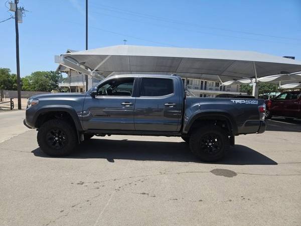 2022 Toyota Tacoma 4WD 4x4 Camioneta TRD Off Road Cabina Doble - $31,991 (Llame al *(817) 562-6858* para confirmar disponibilidad al instante)63485326343683124