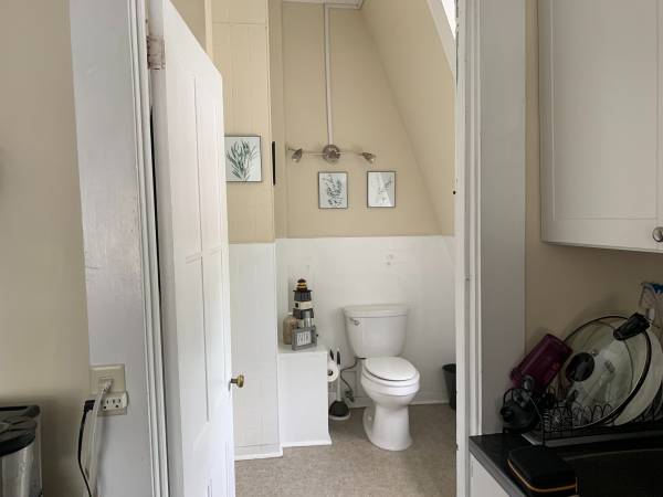 $1,795 / 1br - 1000ft2 - 1795 FOR THIS APARTMENT THAT FACES GUILFORDS HISTORICAL GREEN (DOWNTOWN  GUILFORD)64010164521219124