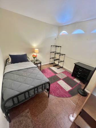 $850 / 1br - Furn/Unfurnished Room, Marble Floors, Walk To RailRoad *I Speak Spanish (Flushing—Auburndale—Bayside)63886542962945120