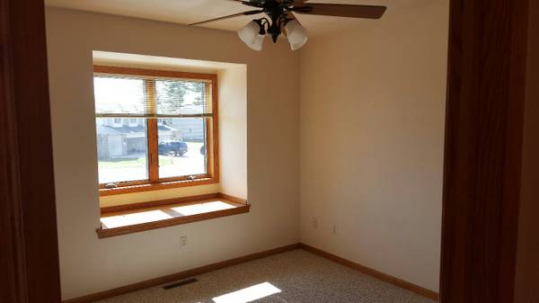 $1,895 / 3br - 1800ft2 - Large Duplex 3 bedroom 2.5 bath (Appleton)63845970602241122