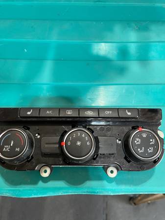 2015 VW Passat climate dash mount control 1