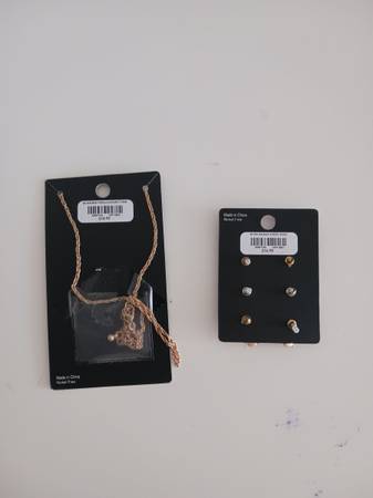 Nuevos portales originales de Melanie Martinez.  
Ambos por solo 30 dólares.  
Y regalo un Ne - $30 (Jamaica)63471463864961121