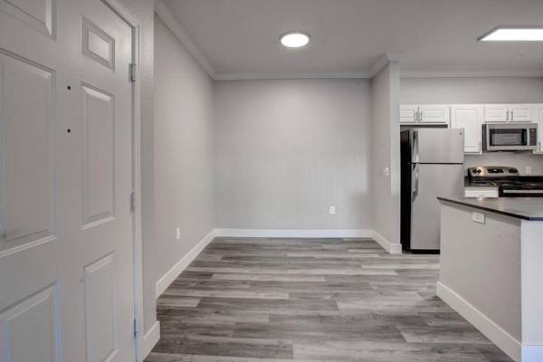 $2,260 / 2br - 932ft2 - Crown Molding, Firepit Area, Built-in Microwaves (Pocket-Greenhaven Sacramento)63844736996227123