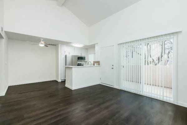 $3,039 / 3br - 1070ft2 - 3/BD 2/BA, Acceso a Transporte Público, Techos Altos (Santa Clarita)63869888328963124