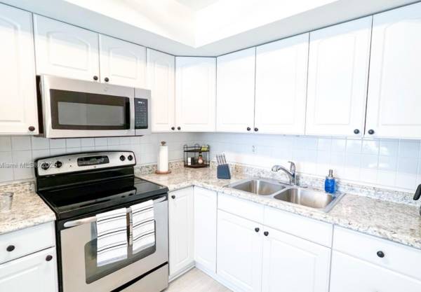 $2,450 / 2br - DUPLEX $2450 2bedroom 2 bath pets upto 20 pounds RAPID APPROVAL NO ASSOC (Miami)63983673522819122