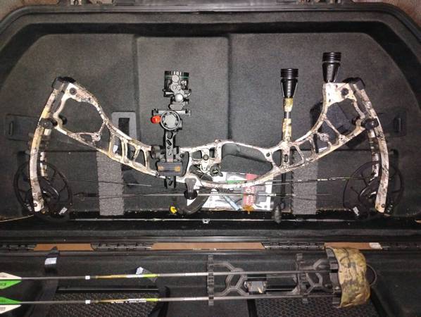 Hoyt Ventrum Pro HBX Max 30 Compound Bow 1