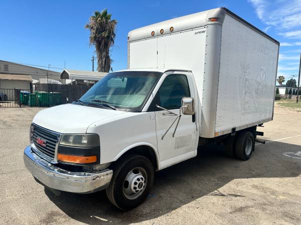 Camión de carga 2003 GMC Savana 3500 con plataforma elevadora - $9.900 (Lodi)634702263820831222