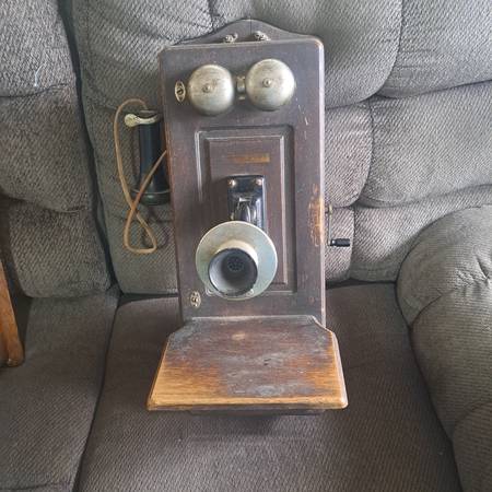 Antique phone 1
