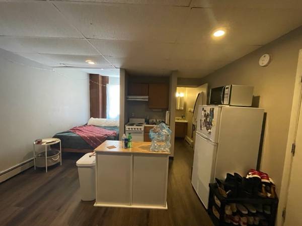 $895 FALL 2026-2027! Studio & 1 Bedrooms Downtown Iowa City! Walk to Class! (222 E Washington Street Iowa City IA)63976401463298122