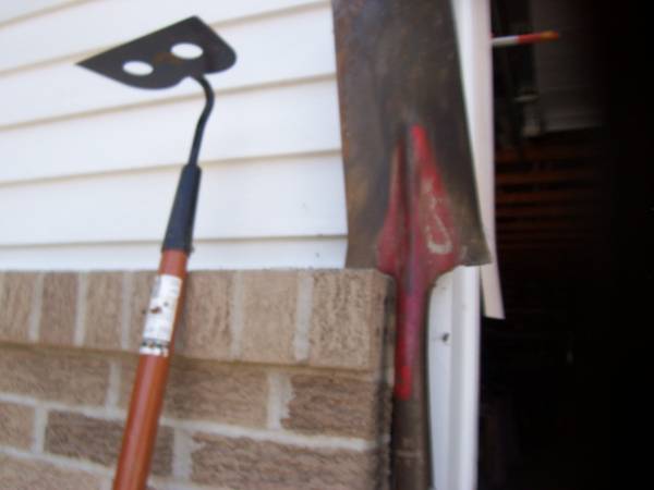 HOE OR LONG CHOVEL 1