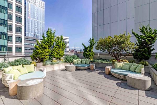 $2,097 / 1br - Energy Efficient Appliances, 10 Foot Ceilings, Concierge (Denny's Triangle)64031310595585122