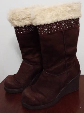 AMERICAN EAGLE WEDGE HEEL BOOTS WITH FAUX FUR TRIM (size 8) 1