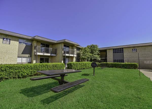 $1,060 / 1br - 728ft2 - Courtyard, Renovated In 2022, Oven (1109 N Carrier Pkwy, Grand Prairie, TX)63867602939779124