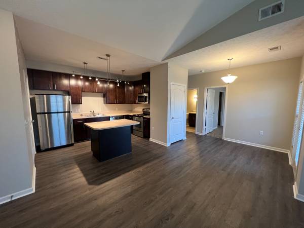 $1,210 / 1br - 805ft2 - Two Pools and Two Fitness Centers! ON SPECIAL!63681624142595120