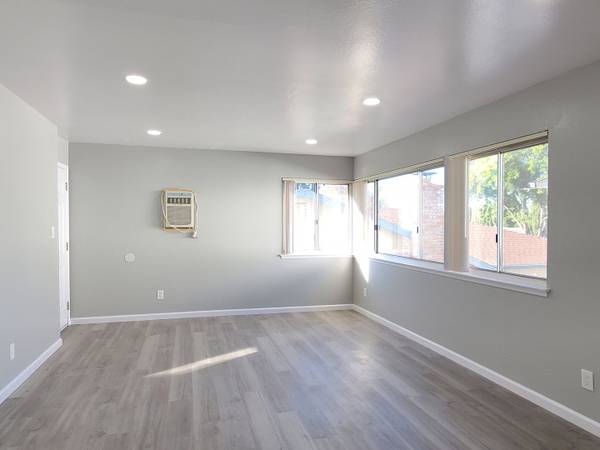 $2,395 / 1br - Gate Complex, A/C, Completely Remodeled Apartment, Brand New Inside, B (santa clara)63861103593731121
