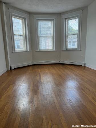 $2,195 / 1br - *SIN COMISIÓN* Ventanas abocinadas, lavavajillas, 3er piso, calefacción/agua caliente incluidos, 2 armarios *AHORA (Brighton)63699313960321121