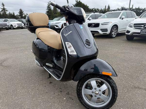 2009 vespa Grandturismo 200 Motorcyle: LIKE NEW, Flawless