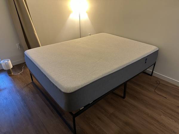 Colchón de espuma viscoelástica Casper tamaño queen + estructura de cama (VENTA POR CAMBIO DE DOMICILIO) - $400 (Distrito Central, Seattle, WA)63471455008387120