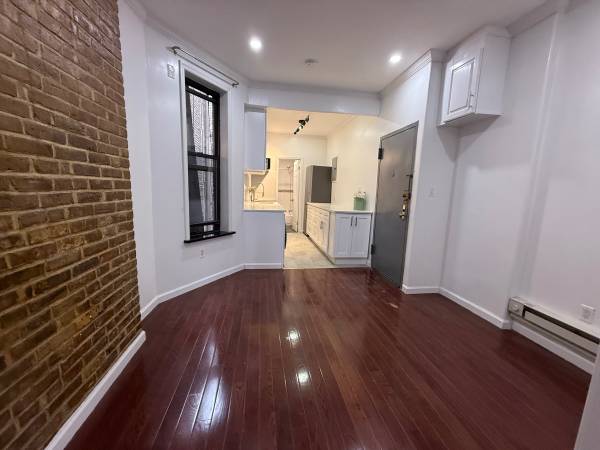 $2,800 / 1br - Dime square beautiful large one bedroom apartment washer/dryer (Lower East Side)63816602860417124