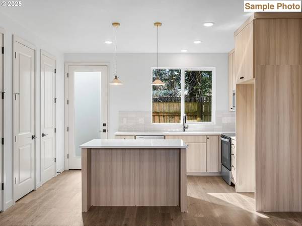 $1,000 / 3br - 1127ft2 - Seeking roommate: Oct. 1 - April 1 (Sunnyside)63820824577665121
