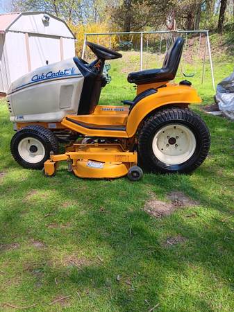 Cub Cadet Riding mower 1