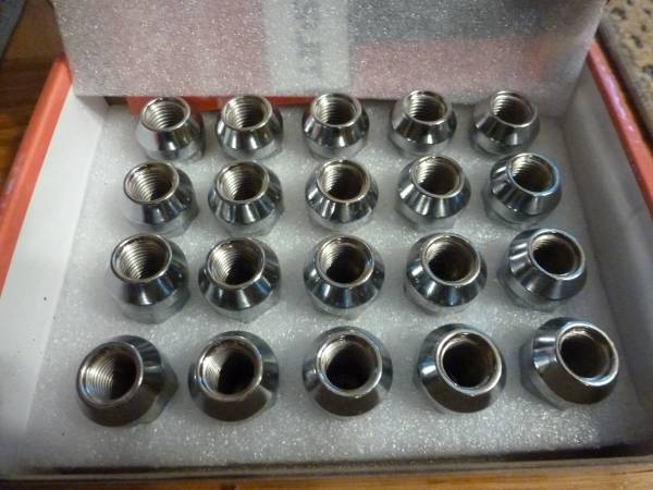 New 20 piece chrome lug nut set 1