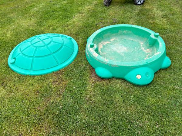 TURTLE SAND BOX $22 1
