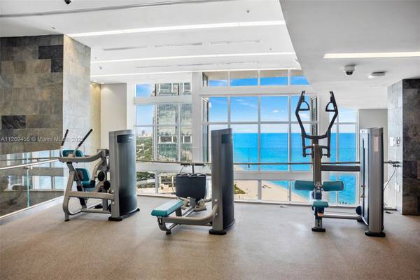 $200 / 1br - 1200ft2 - Ático - Torre ultralujosa frente al mar para compartir (Sunny Isles Beach)63825134203265123