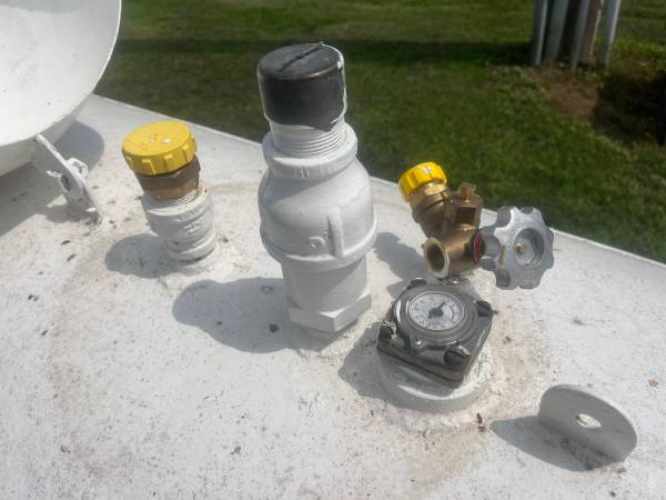 Tanque de propano de 1200 galones - $2400 (Howard, SD)63440113860097121