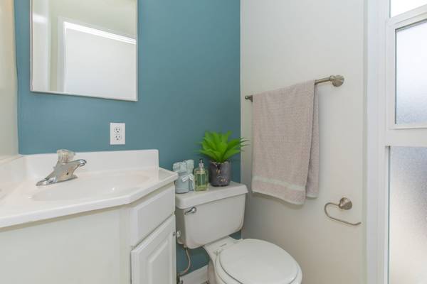 $2,725 / 2br - 950ft2 - 2x1.5 Townhome, Gran comunidad, 8 piscinas, 15 salas de lavandería, parque para perros (POINT LOMA)63621398953729122