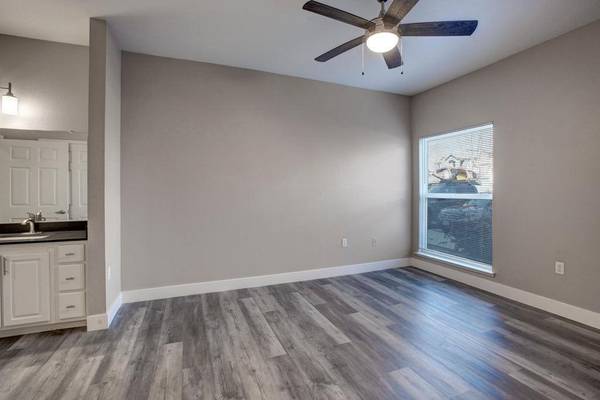 $1,910 / 1br - 790ft2 - EV Charging Stations, Built-in Microwaves, Free Weights (Pocket-Greenhaven Sacramento)64043495641347124