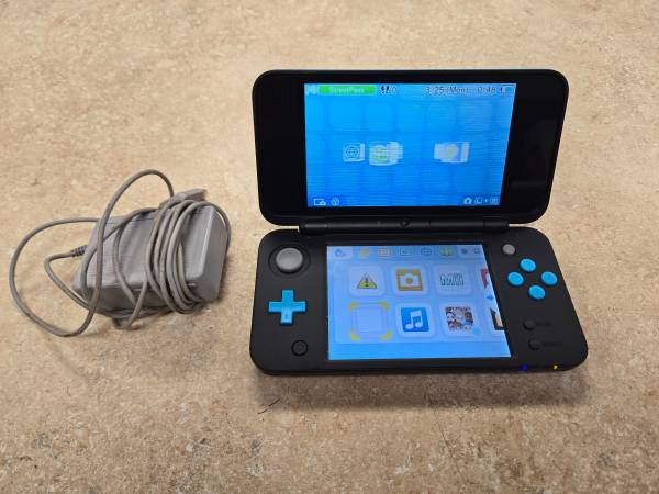 Nintendo 2DS XL Handheld Console w Charger 1