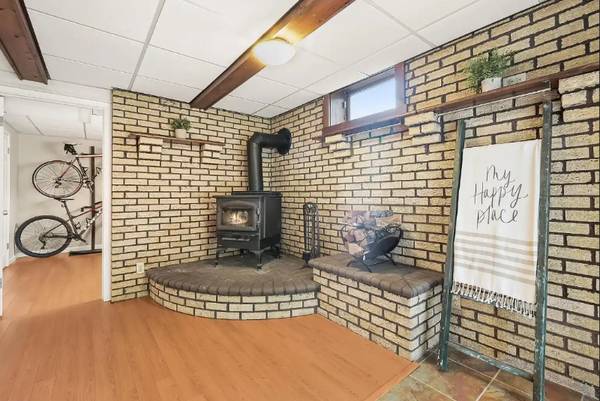 $1250.00 / 1br - Finished Basement - Separate Entrance and driveway - Shared kitchen63694835861123123