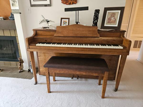 Piano gratuito (vista montañosa)63696379649027120